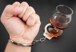 Șofer depistat băut încătușat după ce a devenit agresiv