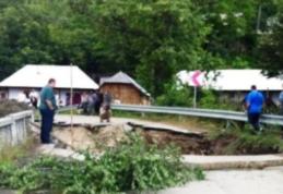 Zece membri ai unui partid aflați în campanie au fost răniţi după ce un podeţ s-a prăbuşit