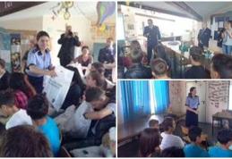 Poliţiştii botoşăneni alături de copii la sediul Asociaţiei „El rămâne credincios”