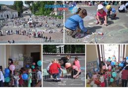 Veselie, desene pe asfalt și expoziții organizate în vechea clădire a Primăriei Dorohoi - Galerie FOTO