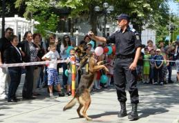 Mulţi copii, câţiva jandarmi şi câinii de serviciu Tih şi Micag pe pietonalul „Grigore Ghica” din Dorohoi - FOTO