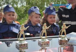 Activitate de informare și prezentare a tehnicii organizate de pompierii dorohoieni - FOTO