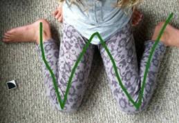 De ce trebuie să îţi opreşti copilul când îl vezi stând în această poziţie