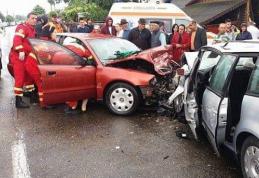 Accident grav. Nouă persoane rănite după ce două maşini s-au ciocnit - FOTO
