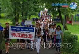 Tradiție, sunet și culoare la parada costumelor populare din cadrul Festivalului „Mugurelul” 2016 – VIDEO / FOTO