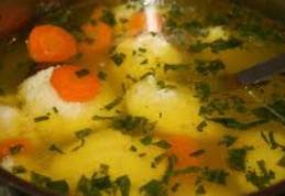 Supă de casă cu găluşte pufoase
