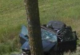 Inconștiență la volan! A împrumutat o mașină, deși nu deținea permis și... s-a izbit într-un copac