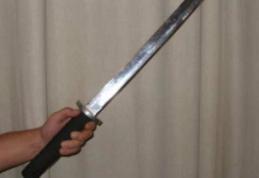 Jandarm în stare gravă după ce a fost lovit cu o sabie în cap