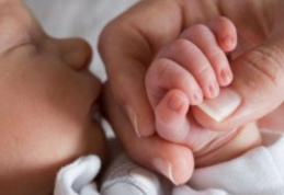 Guvernul a simplificat procedura de înregistrare a copiilor. Mamele fără acte pot obţine mai uşor certificatul copilului