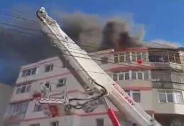 Incendiu devastator la mansarda unui bloc cu patru etaje din Botoșani