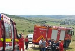 Salvat de săteni. S-a răsturnat cu tractorul și a rămas prins sub el!