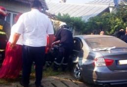 Mire şi mireasă din Suceava, la un pas de moarte în noaptea nunţii. Maşina în care se aflau a intrat într-un gard!