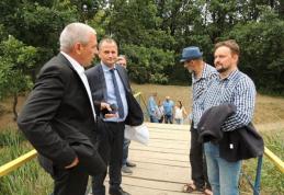 Au început lucrările de reabilitare la „Lacul cu nuferi” de la Ipoteşti cu bani de la Consiliul Județean - FOTO