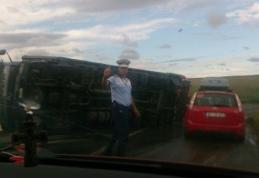 ACCIDENT! Un TIR care transporta frigidere pentru un hipermarket din Botoșani s-a răsturnat - FOTO