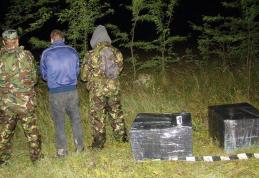 Contrabandişti surprinşi cu ţigările în spate pe malul râului Prut - FOTO