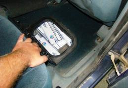 Aproximativ 6.000 de ţigarete descoperite în bara de protecţie faţă şi în podeaua unor autoturisme - FOTO