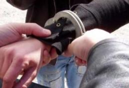 Tânăr de 18 ani, cercetat în stare de reţinere, pentru comiterea de tâlhării 