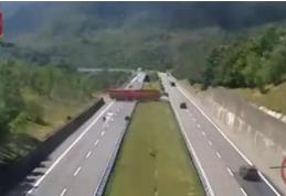 Şofer român, pericol public în Italia. A întors TIR-ul pe o autostradă intens circulată din Italia