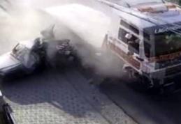 Accident teribil surprins de camerele de supraveghere în județul Suceava. O Dacie a fost spulberată de un TIR - VIDEO