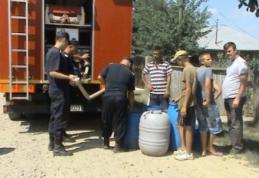 Apă menajeră transportată de pompieri la solicitarea autorităţilor publice locale și a cetăţenilor