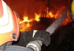 O familie a rămas fără acoperiş deasupra capului în urma unui incendiu provocat cu intenţie