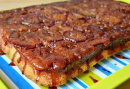 Prăjitură răsturnată cu prune