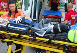 Două autoturisme puternic avariate în urma unei depășiri imprudente. O tânără a ajuns la spital!