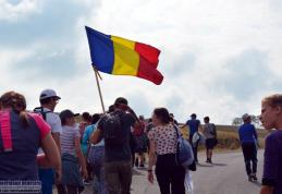 Pelerinaj pedestru „Pe urmele Sfinților nemțeni”. Aproximativ 65 de pelerini din Botoșani au parcurs 15 kilometri din totalul de 130!