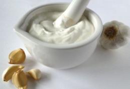 Află cum se prepară corect mujdeiul de usturoi. Toţi fac această greşeală care îi strică tot gustul