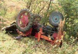 Bărbat din Coțușca ajuns în stare gravă la spital după ce s-a răsturnat cu tractorul