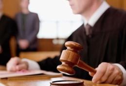 Cioban din Broscăuți trimis în faţa judecătorilor după ce şi-a bătut joc de două vecine