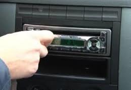 Petrecăreți amendați de jandarmi pentru că ascultau muzică la volum maxim dintr-o mașină parcată