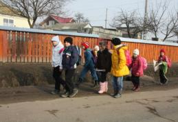 Profesorii și elevii navetiști ar putea avea locuințe de serviciu