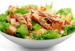 Salată din piept de pui cu crutoane