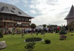 Hram la Mănăstirea Zosin. Sute de credincioși au participat la slujbă