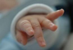 Bebeluș suspect de meningoencefalită transportat de la Dorohoi la Iași