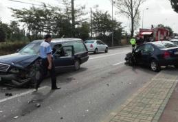 Șeful Poliției rănit după ce autoturismul pe care îl conducea a fost lovit în plin de o mașină mortuară - FOTO