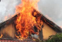 Casă cuprinsă de flăcări la Hudești. Proprietarul a decedat iar soția acestuia a fost rănită