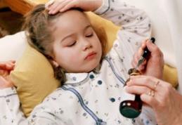Jumătate dintre părinţi tratează durerea şi febra copiilor cu medicamente nepotrivite vârstei lor