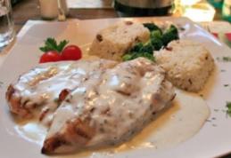 Pui în sos cremos de vin alb