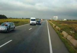 Un autoturism înmatriculat în Botoşani, a intrat într-un tir, după o depăşire la intrarea în Suceava - FOTO