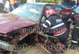 Accident grav la Darabani! Tânăr rămas încarcerat după ce autoturismul s-a izbit într-un cap de pod - FOTO