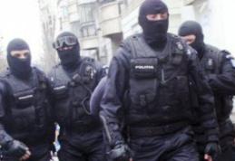 Gafă uriaşă a mascaţilor, în această dimineață, au greşit adresa la percheziţii. Ce a păţit o femeie!