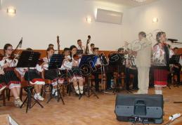 Orchestra „Mugurelul” a acompaniat participanții la  Concursul „Moștenite din bătrâni” 2016 - FOTO