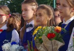 Școala Gimnazială „Mihail Kogălniceanu” Dorohoi: Clinchet de clopoțel la început de an școlar - FOTO