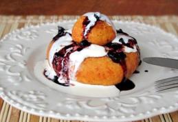 Papanaşi cu smântână şi dulceaţă - reţetă tradiţională