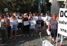 Zeci de femei au protestat cu un sicriu alb în faţa Palatului Administrativ: „Nepăsarea voastră este durerea noastră” - FOTO
