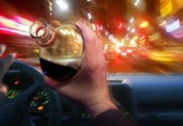 Inconștiența la volan. Un tânăr fără permis a intrat cu mașina într-un copac și a fugit de la locul accidentului lăsând o victimă încarcerată