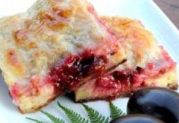 Plăcintă cu prune şi brânză