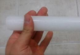 Truc incredibil! Cum să cureţi gresia şi faianţa din baie cu o lumânare